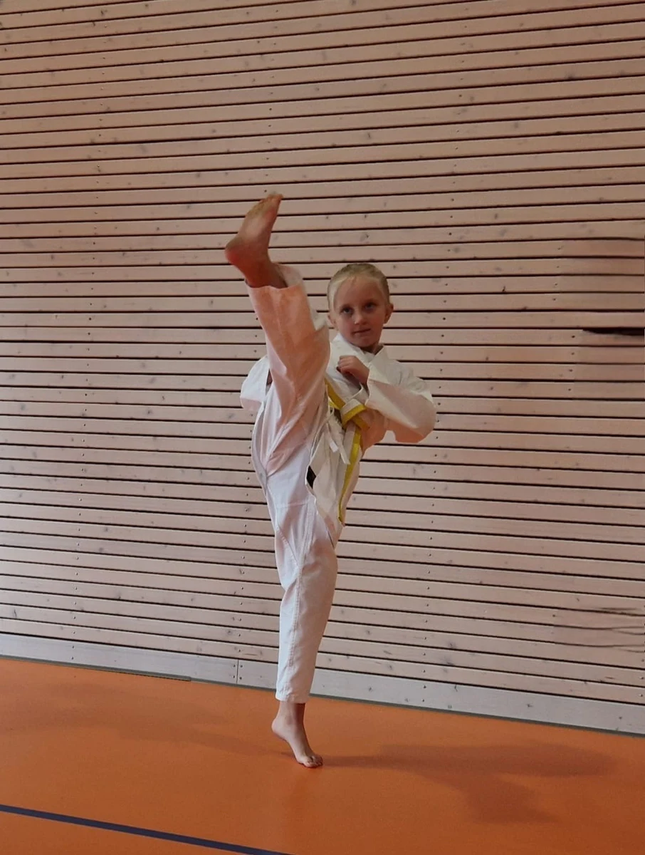 Miya beim Karate-Tritt